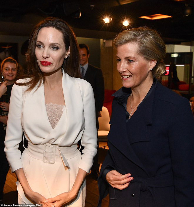 Diện đồ lộng lẫy đi sự kiện, Angelina Jolie kém sắc vì gầy đến nỗi lộ má hóp và bàn tay trơ xương-2
