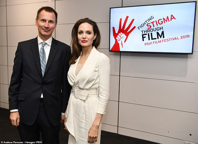 Diện đồ lộng lẫy đi sự kiện, Angelina Jolie kém sắc vì gầy đến nỗi lộ má hóp và bàn tay trơ xương-4