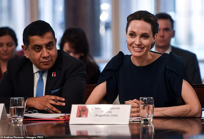 Diện đồ lộng lẫy đi sự kiện, Angelina Jolie kém sắc vì gầy đến nỗi lộ má hóp và bàn tay trơ xương-7