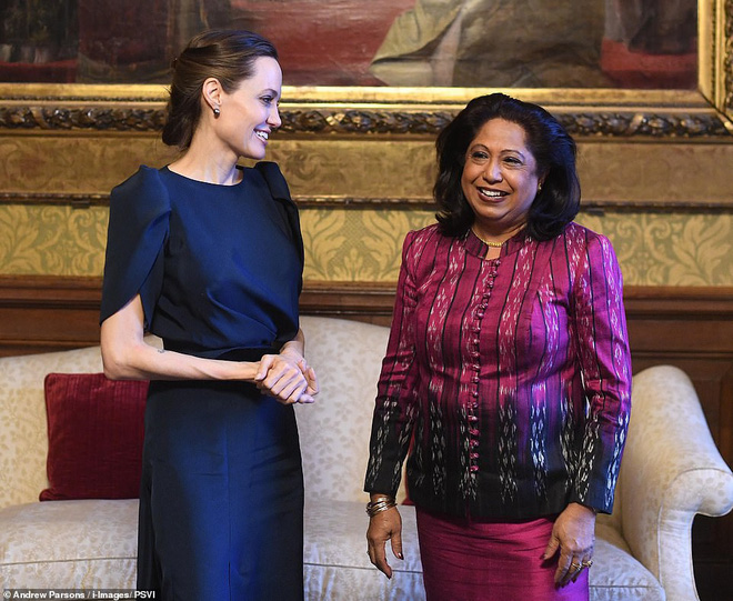 Diện đồ lộng lẫy đi sự kiện, Angelina Jolie kém sắc vì gầy đến nỗi lộ má hóp và bàn tay trơ xương-9