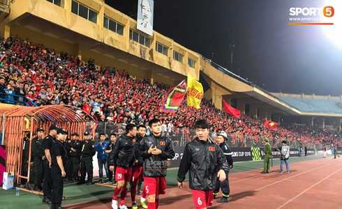 Tuyển Việt Nam vào bán kết AFF Cup với ngôi đầu bảng-69