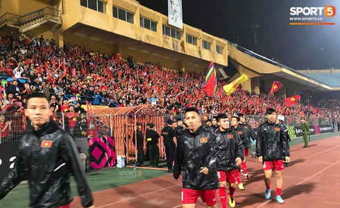 Tuyển Việt Nam vào bán kết AFF Cup với ngôi đầu bảng-70
