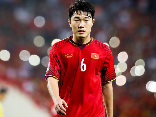 Chạnh lòng nhìn Văn Toàn phải bám vai Công Phượng tập tễnh ra sân cỗ vũ trận ĐT Việt Nam - Campuchia-3