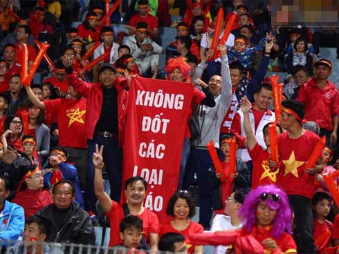 Dàn tuyển thủ Việt Nam bước vào sân Hàng Đẫy trong tiếng reo hò của CĐV-1