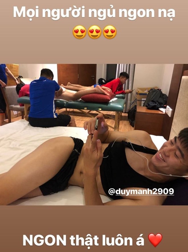 Bức ảnh chứng minh Duy Mạnh ra sân cỏ thì gắt không ai bằng nhưng ngoài đời lại là chàng trai lầy vô biên-4