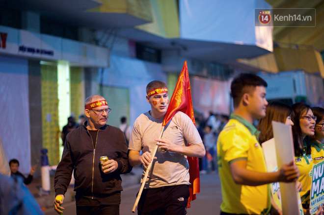 14.000 CĐV trên sân Hàng Đẫy chung vui với ĐT Việt Nam sau trận thắng Campuchia-22
