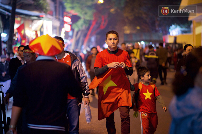 14.000 CĐV trên sân Hàng Đẫy chung vui với ĐT Việt Nam sau trận thắng Campuchia-23