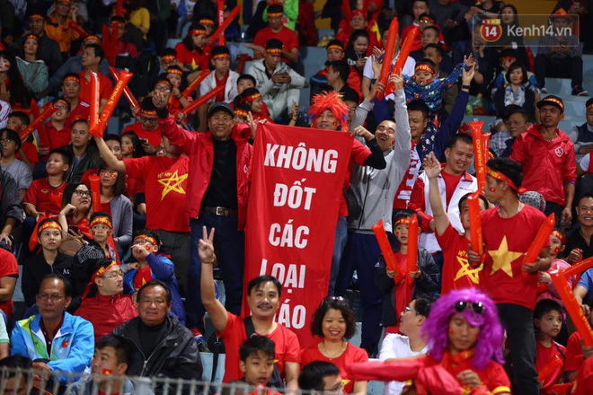 14.000 CĐV trên sân Hàng Đẫy chung vui với ĐT Việt Nam sau trận thắng Campuchia-25