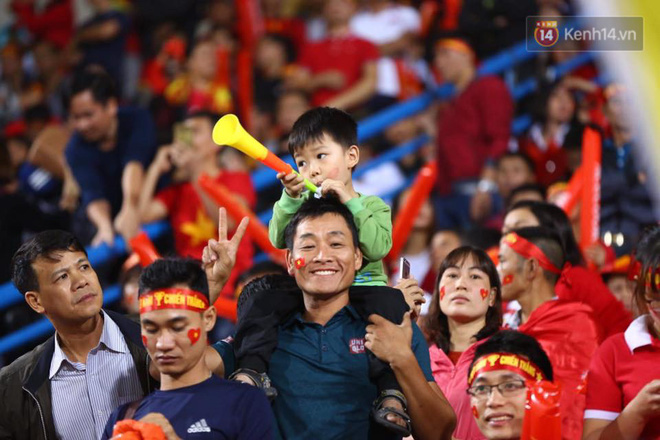 14.000 CĐV trên sân Hàng Đẫy chung vui với ĐT Việt Nam sau trận thắng Campuchia-26
