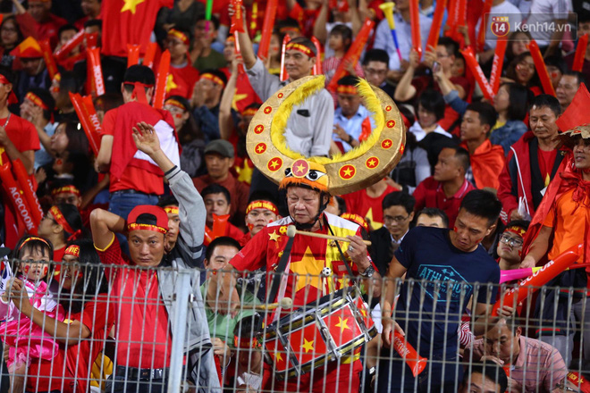 14.000 CĐV trên sân Hàng Đẫy chung vui với ĐT Việt Nam sau trận thắng Campuchia-33
