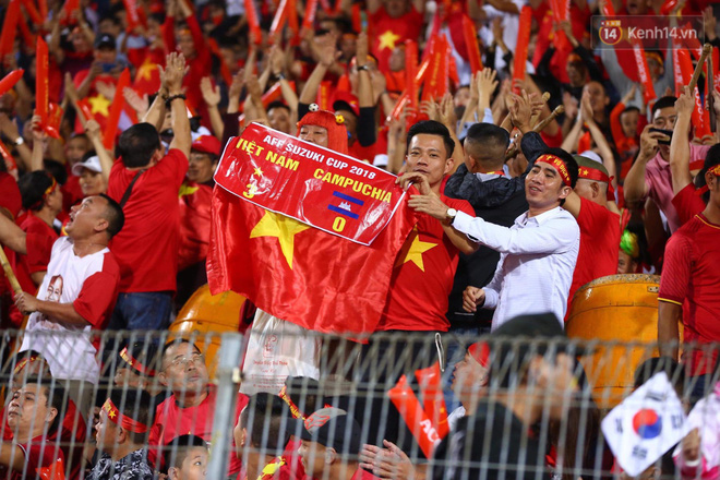 14.000 CĐV trên sân Hàng Đẫy chung vui với ĐT Việt Nam sau trận thắng Campuchia-36