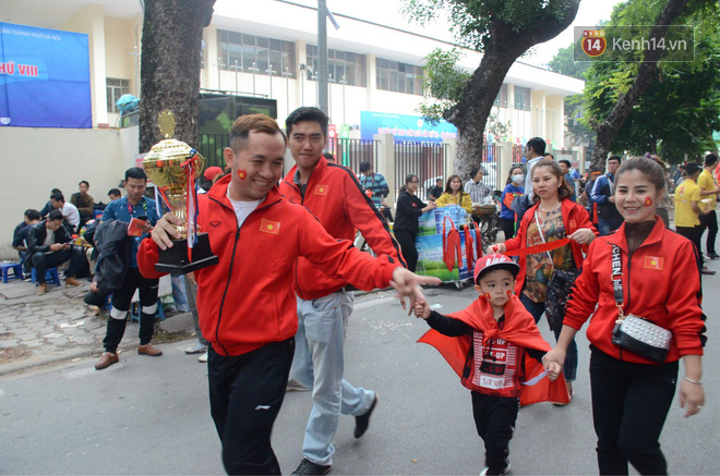 14.000 CĐV trên sân Hàng Đẫy chung vui với ĐT Việt Nam sau trận thắng Campuchia-45