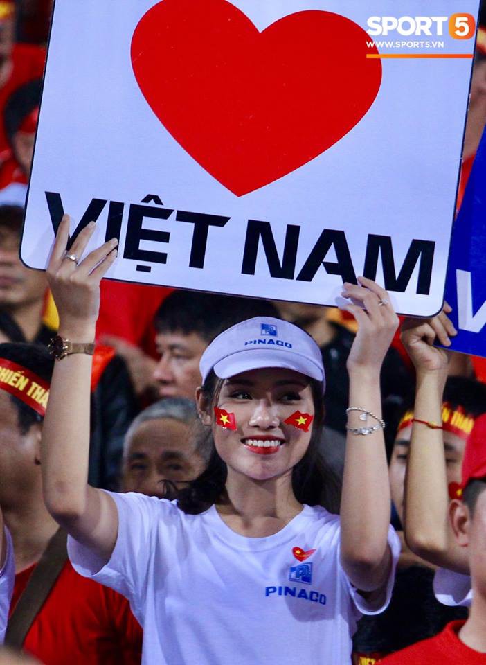 Những bóng hồng xinh xắn chiếm spotlight trước trận Việt Nam - Campuchia tại sân Hàng Đẫy-1