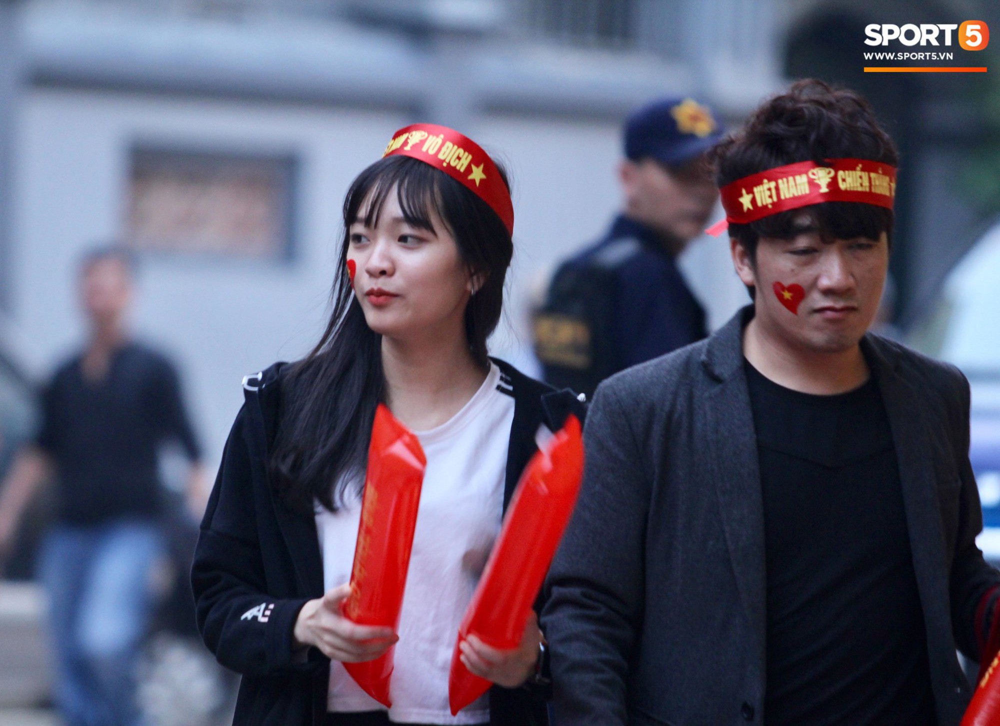 Những bóng hồng xinh xắn chiếm spotlight trước trận Việt Nam - Campuchia tại sân Hàng Đẫy-2