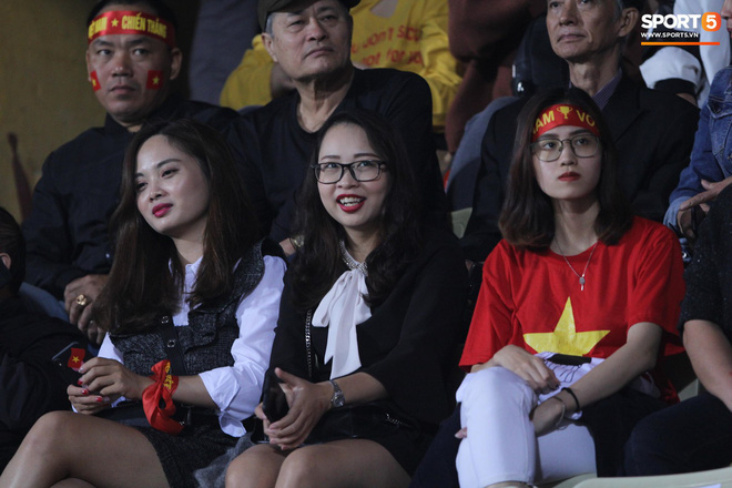 Những bóng hồng xinh xắn chiếm spotlight trước trận Việt Nam - Campuchia tại sân Hàng Đẫy-4