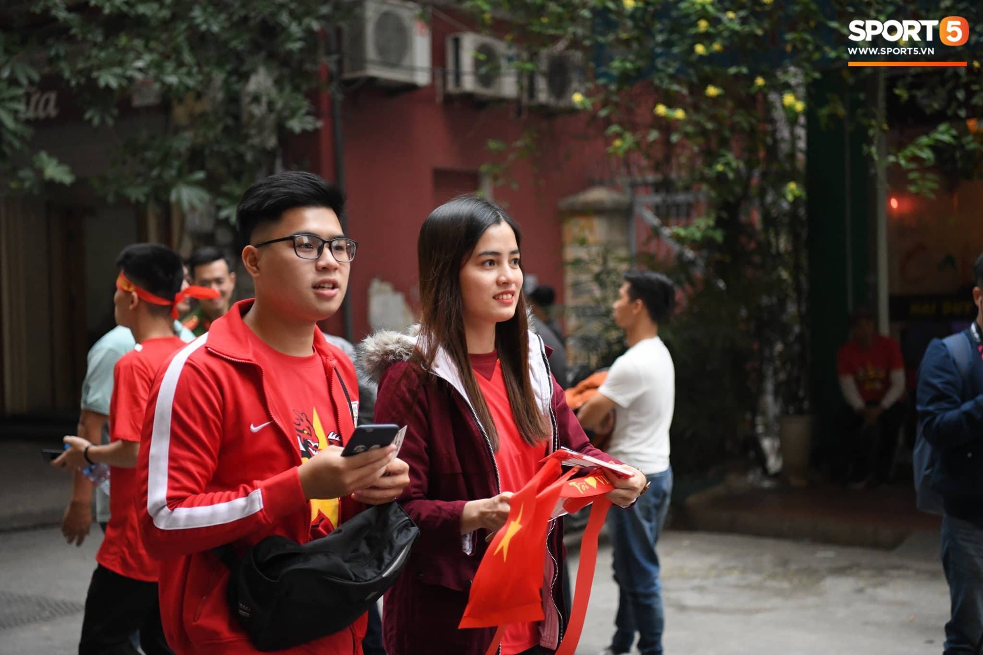 Những bóng hồng xinh xắn chiếm spotlight trước trận Việt Nam - Campuchia tại sân Hàng Đẫy-5