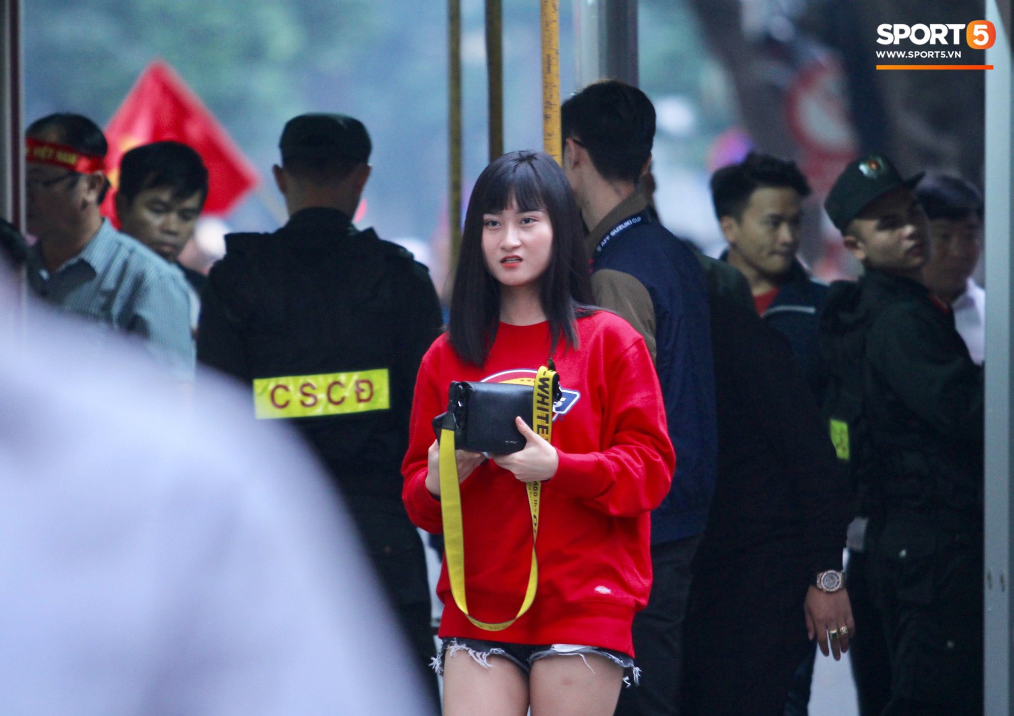 Những bóng hồng xinh xắn chiếm spotlight trước trận Việt Nam - Campuchia tại sân Hàng Đẫy-7