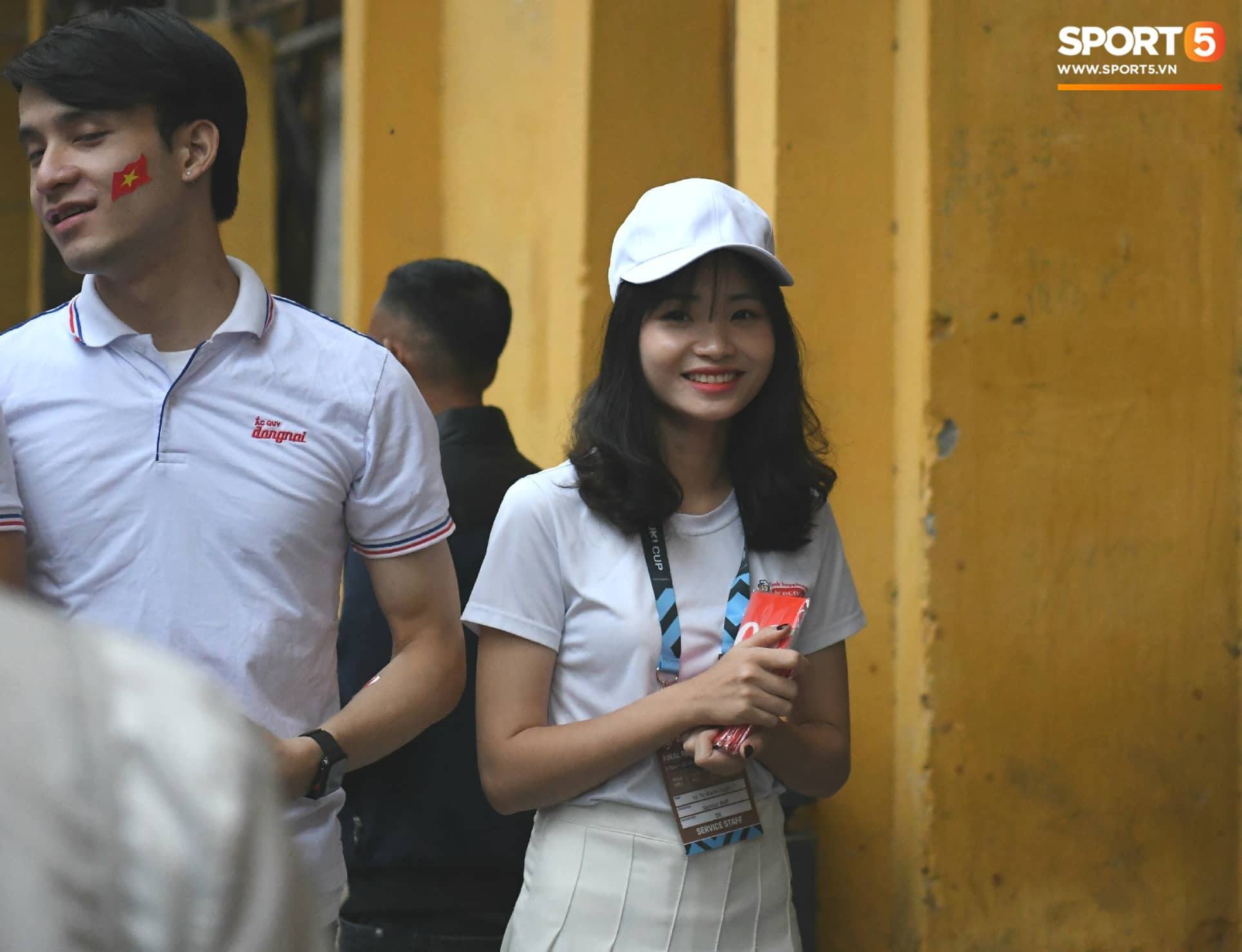 Những bóng hồng xinh xắn chiếm spotlight trước trận Việt Nam - Campuchia tại sân Hàng Đẫy-8