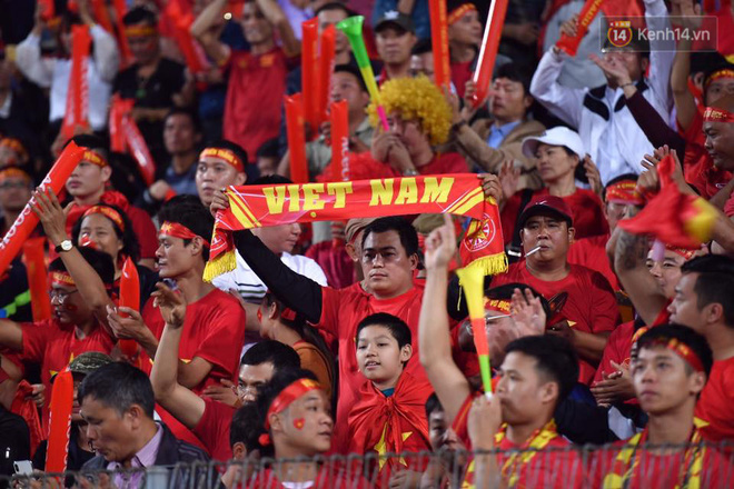 14.000 CĐV trên sân Hàng Đẫy chung vui với ĐT Việt Nam sau trận thắng Campuchia-15