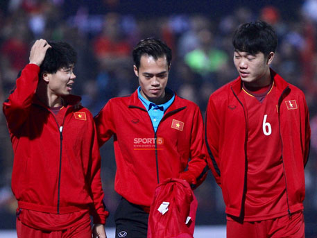 Hàng Đẫy thất thủ: Khán giả không có vé tràn vào sân-4