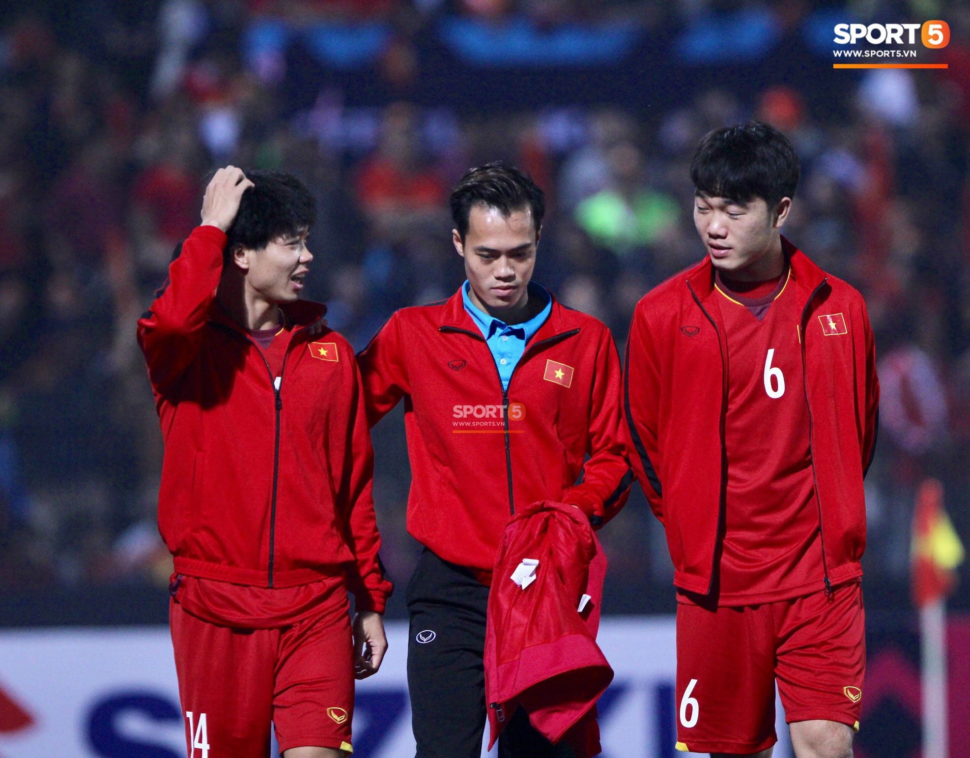 Chạnh lòng nhìn Văn Toàn phải bám vai Công Phượng tập tễnh ra sân cỗ vũ trận ĐT Việt Nam - Campuchia-1