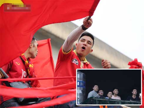 Vì đội tuyển Việt Nam, nhiều CĐV chấp nhận mạo hiểm, vắt vẻo ngồi trên nóc nhà, téc nước-8