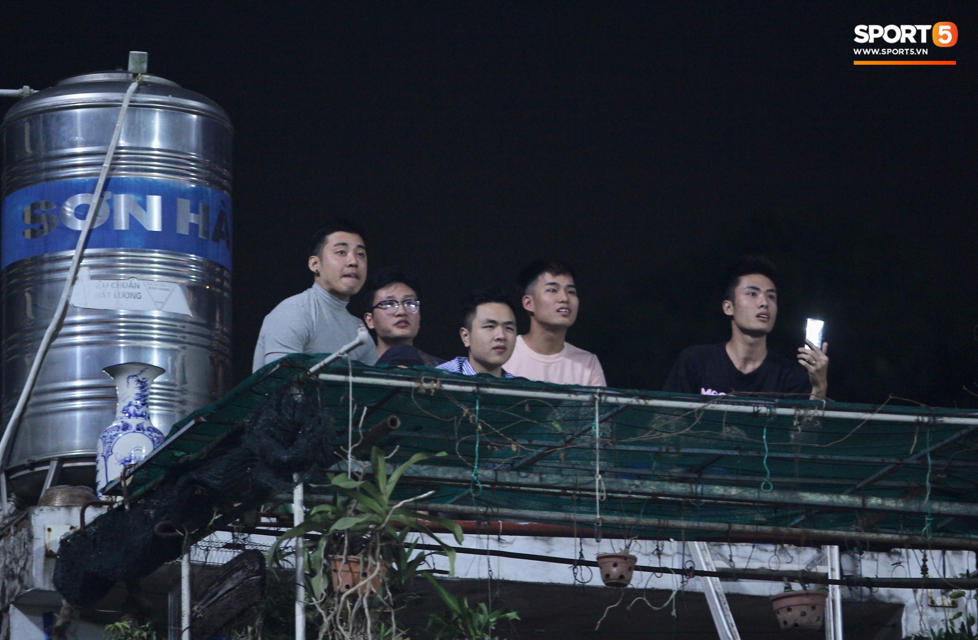 Vì đội tuyển Việt Nam, nhiều CĐV chấp nhận mạo hiểm, vắt vẻo ngồi trên nóc nhà, téc nước-2