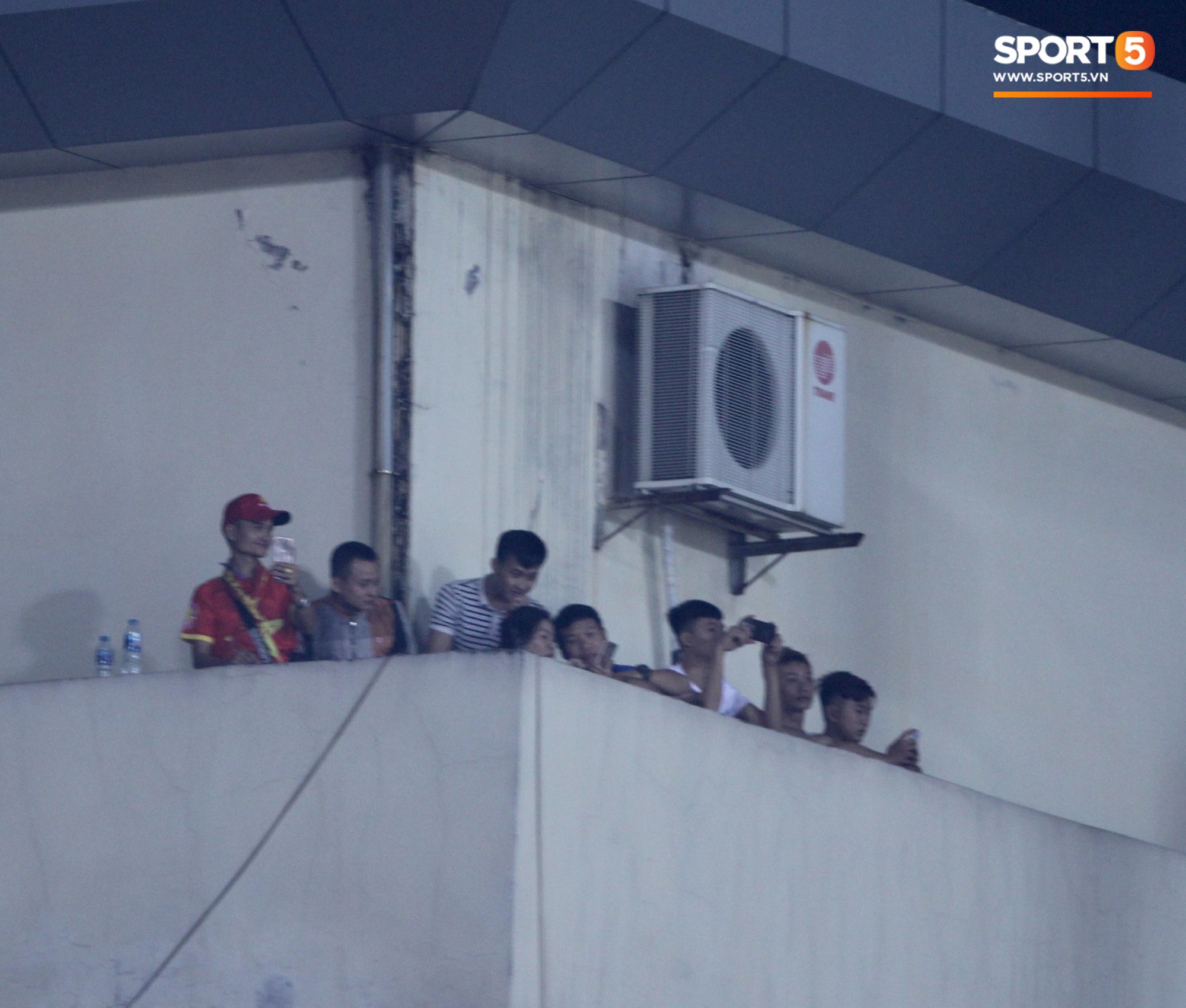 Vì đội tuyển Việt Nam, nhiều CĐV chấp nhận mạo hiểm, vắt vẻo ngồi trên nóc nhà, téc nước-3