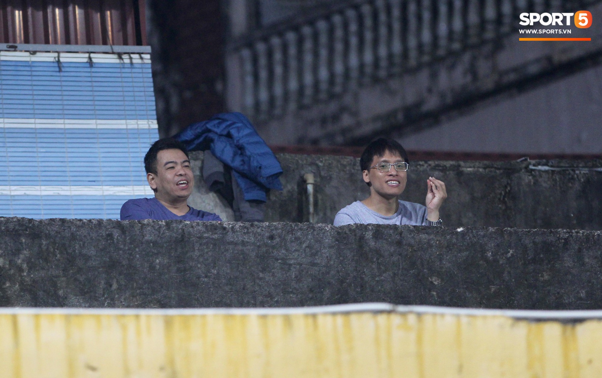 Vì đội tuyển Việt Nam, nhiều CĐV chấp nhận mạo hiểm, vắt vẻo ngồi trên nóc nhà, téc nước-5