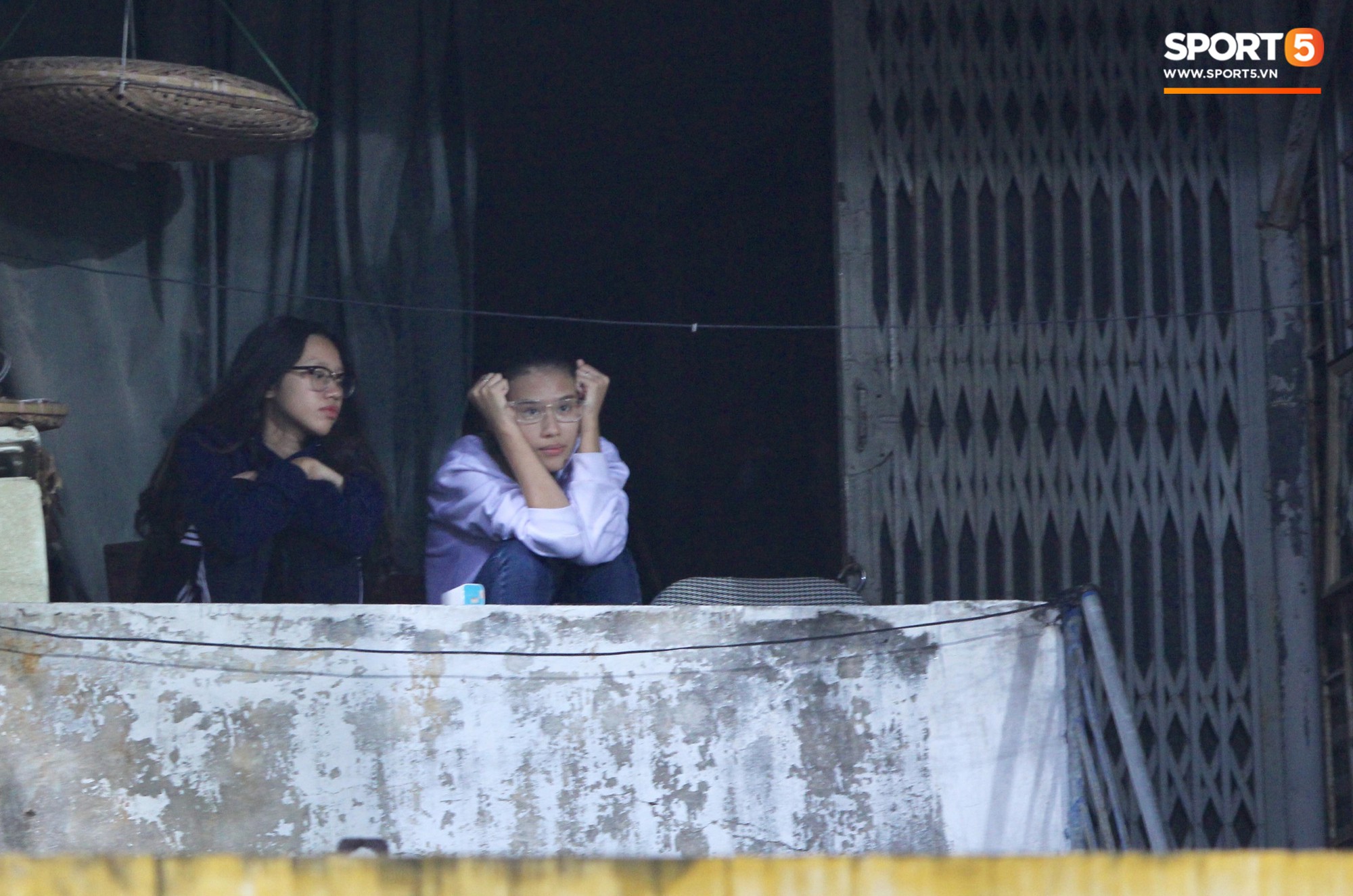 Vì đội tuyển Việt Nam, nhiều CĐV chấp nhận mạo hiểm, vắt vẻo ngồi trên nóc nhà, téc nước-7