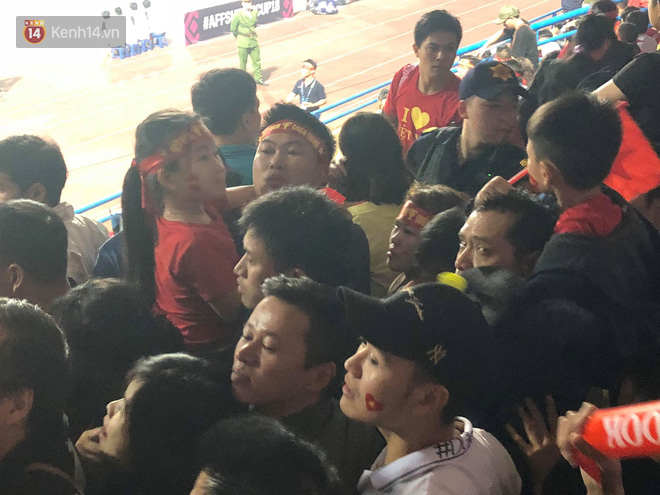 Hàng Đẫy thất thủ: Khán giả không có vé tràn vào sân-1