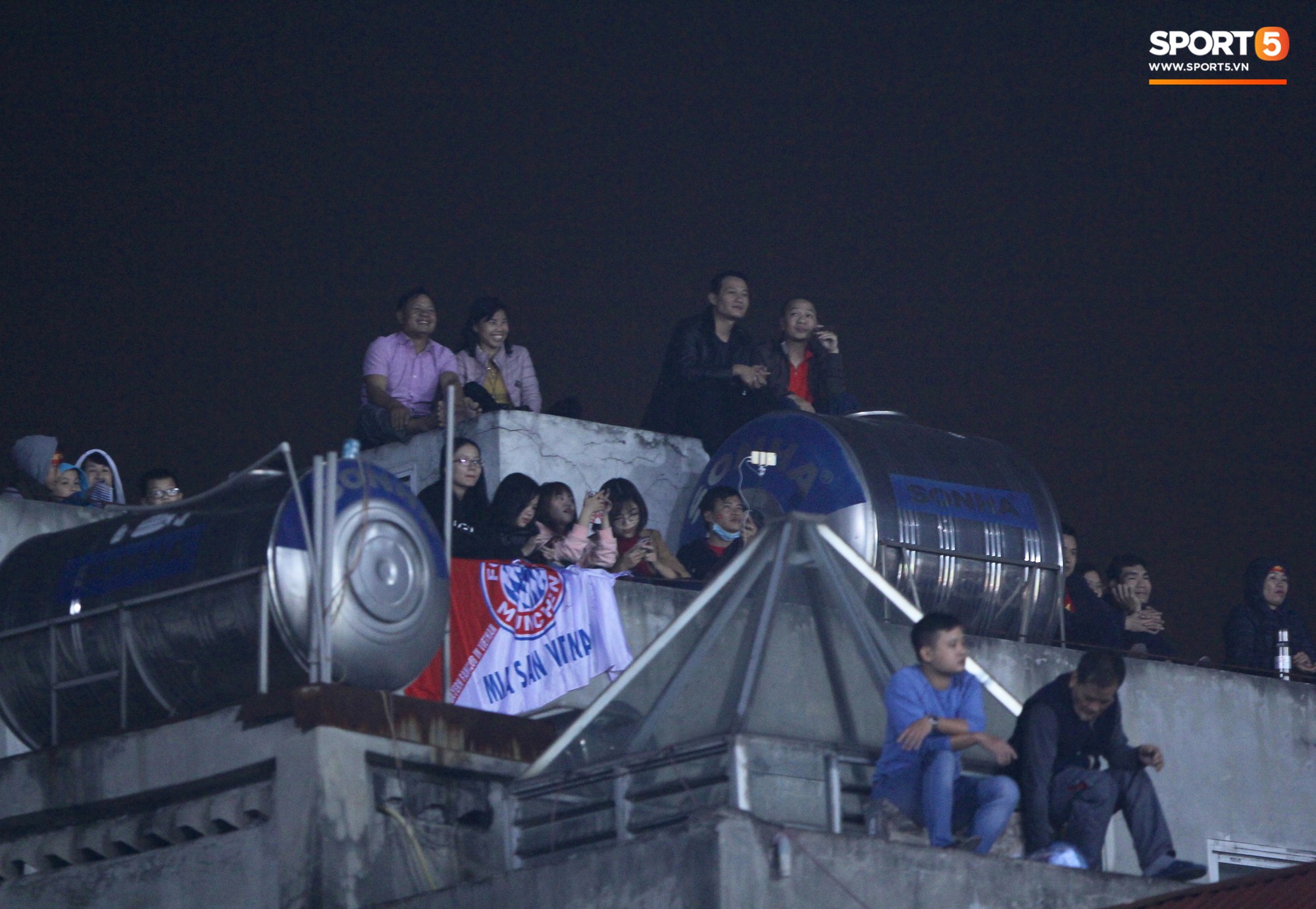 14.000 CĐV trên sân Hàng Đẫy chung vui với ĐT Việt Nam sau trận thắng Campuchia-7