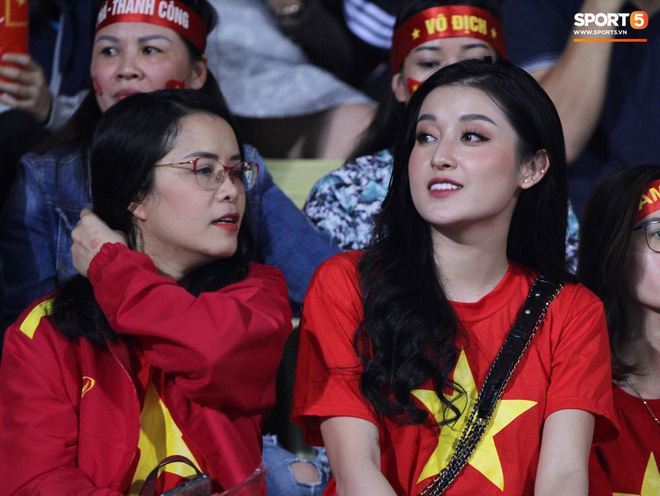 Á hậu Huyền My rạng rỡ trên khán đài SVĐ Hàng Đẫy, trực tiếp cổ vũ hết mình cho đội tuyển Việt Nam-1