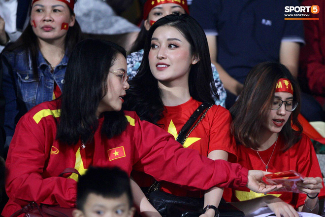 Á hậu Huyền My rạng rỡ trên khán đài SVĐ Hàng Đẫy, trực tiếp cổ vũ hết mình cho đội tuyển Việt Nam-2