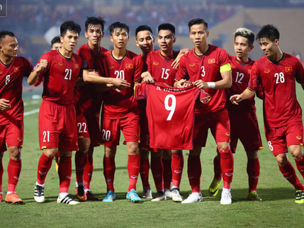 CĐV xinh đẹp được xin link rần rần sau khi xuất hiện vài giây trên sóng truyền hình trận ĐT Việt Nam - Campuchia-4