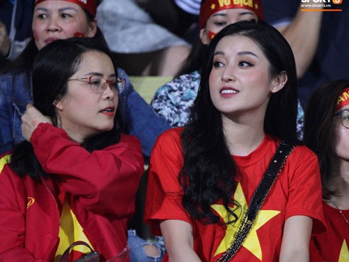 Á hậu Huyền My rạng rỡ trên khán đài SVĐ Hàng Đẫy, trực tiếp cổ vũ hết mình cho đội tuyển Việt Nam