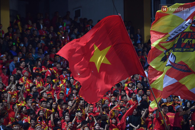 14.000 CĐV trên sân Hàng Đẫy chung vui với ĐT Việt Nam sau trận thắng Campuchia-2