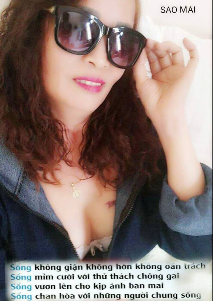 Hết khoe ngực lại đến hở đùi, cô dâu 62 tuổi ở Cao Bằng gây ngán ngẩm vì thời trang phang tuổi tác-2