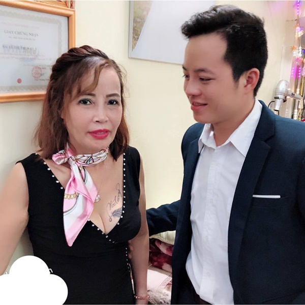 Hết khoe ngực lại đến hở đùi, cô dâu 62 tuổi ở Cao Bằng gây ngán ngẩm vì thời trang phang tuổi tác-12