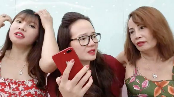 Hết khoe ngực lại đến hở đùi, cô dâu 62 tuổi ở Cao Bằng gây ngán ngẩm vì thời trang phang tuổi tác-7