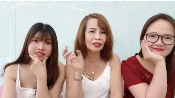 Hết khoe ngực lại đến hở đùi, cô dâu 62 tuổi ở Cao Bằng gây ngán ngẩm vì thời trang phang tuổi tác-8