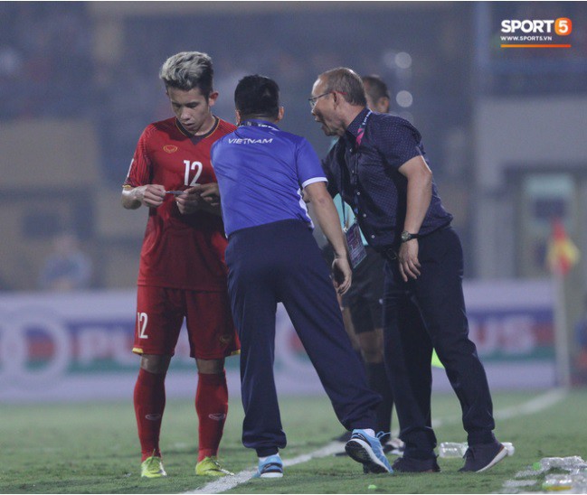 HLV Park Hang-seo gửi mẩu giấy bí mật cho Duy Pinky và đây là điều cộng đồng mạng phát hiện-1