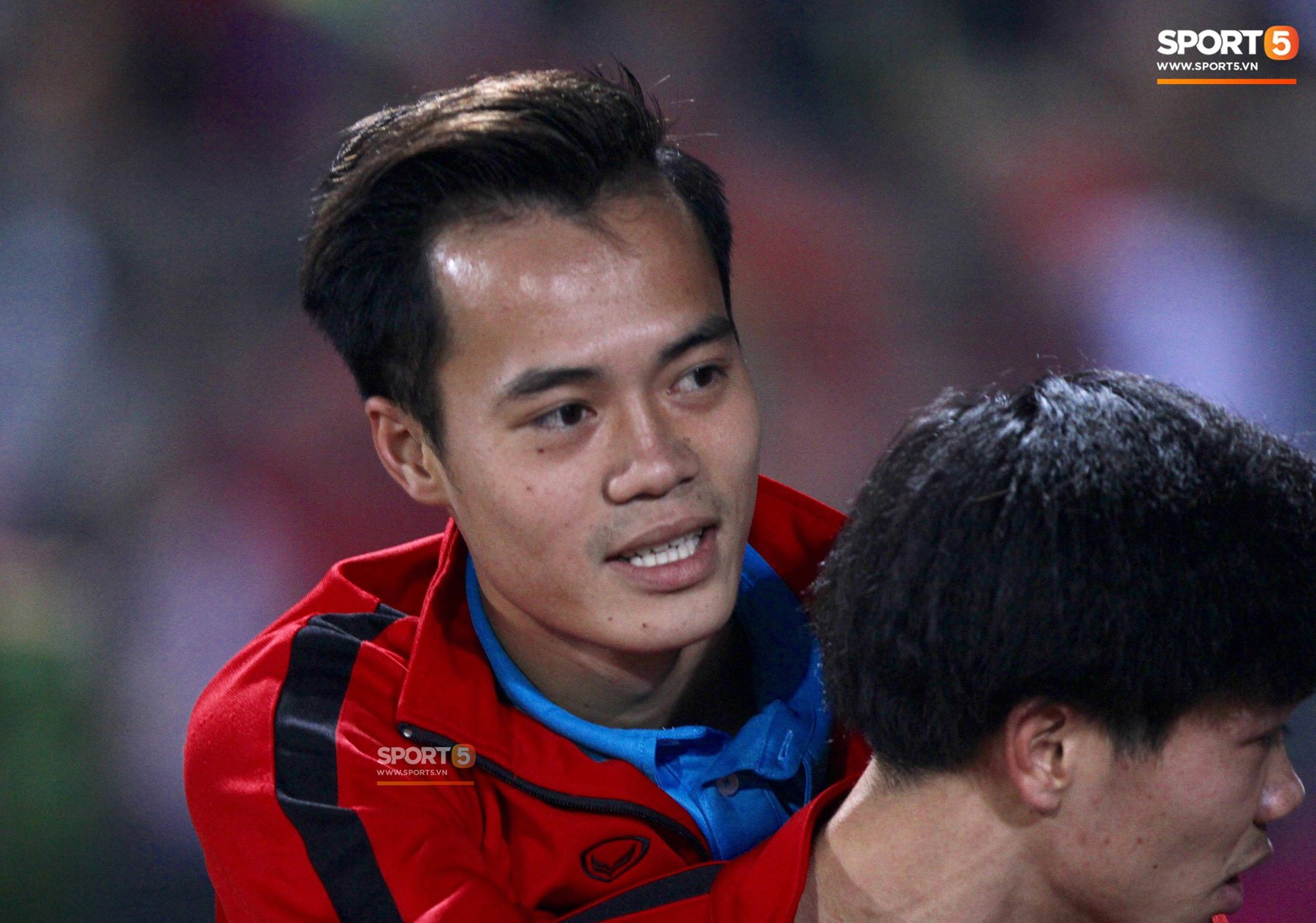 Công Phượng cõng Văn Toàn rời sân - khoảnh khắc của tình anh em gây xúc động-4