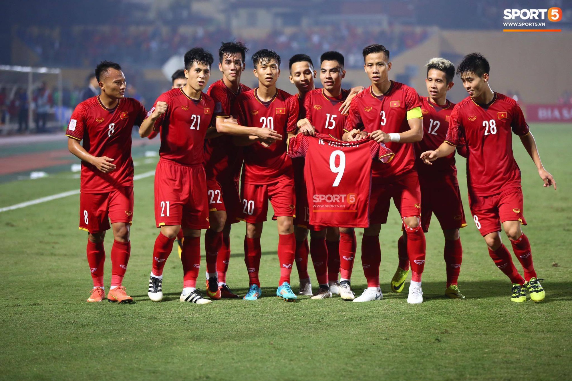 Công Phượng cõng Văn Toàn rời sân - khoảnh khắc của tình anh em gây xúc động-8