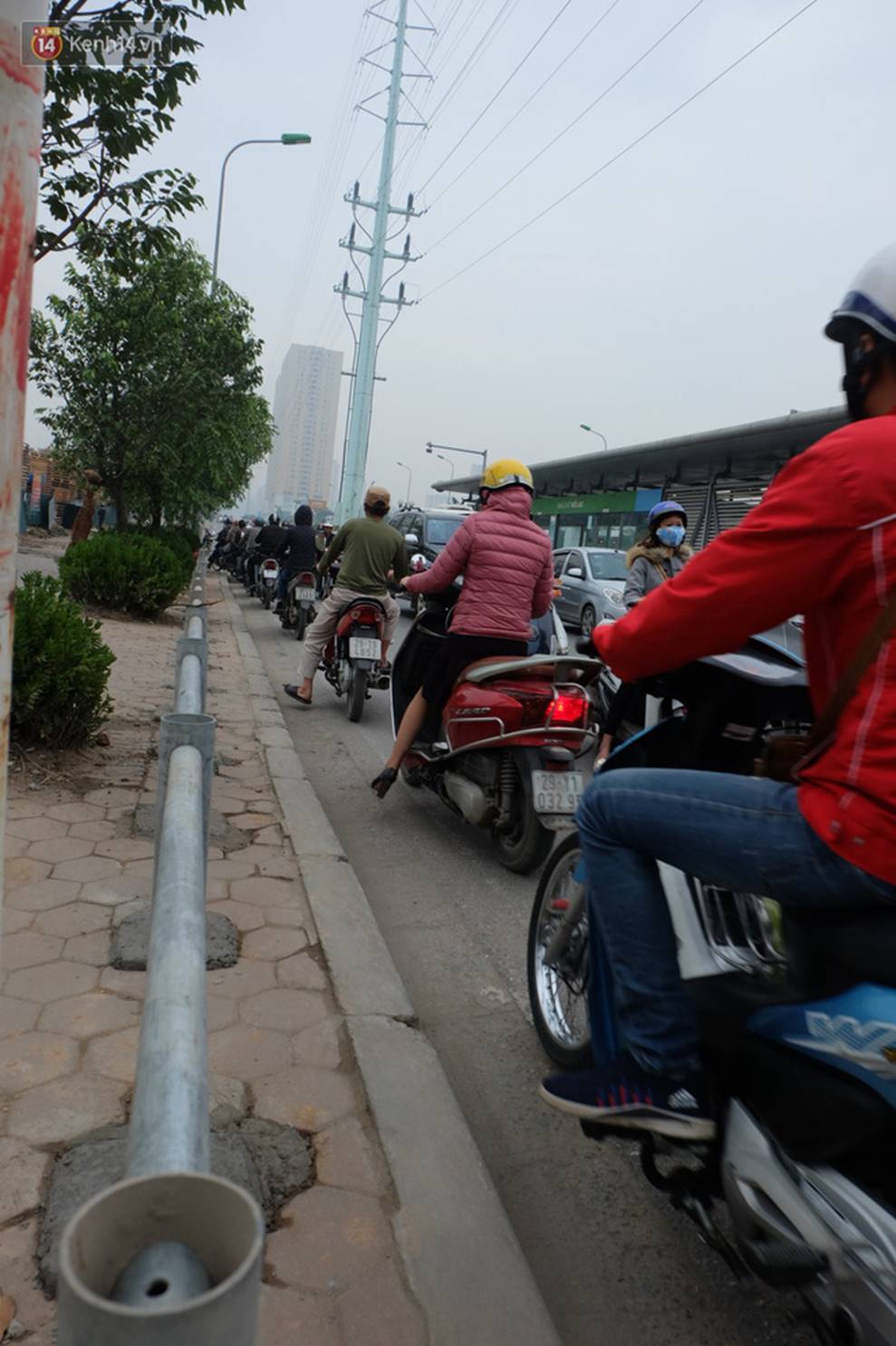 Dựng rào chắn ngăn dắt xe trên vỉa hè Tố Hữu: Bê tông chưa kịp cứng đã bị nhổ, nhiều người dân bất chấp đi ngược chiều dưới lòng đường-3