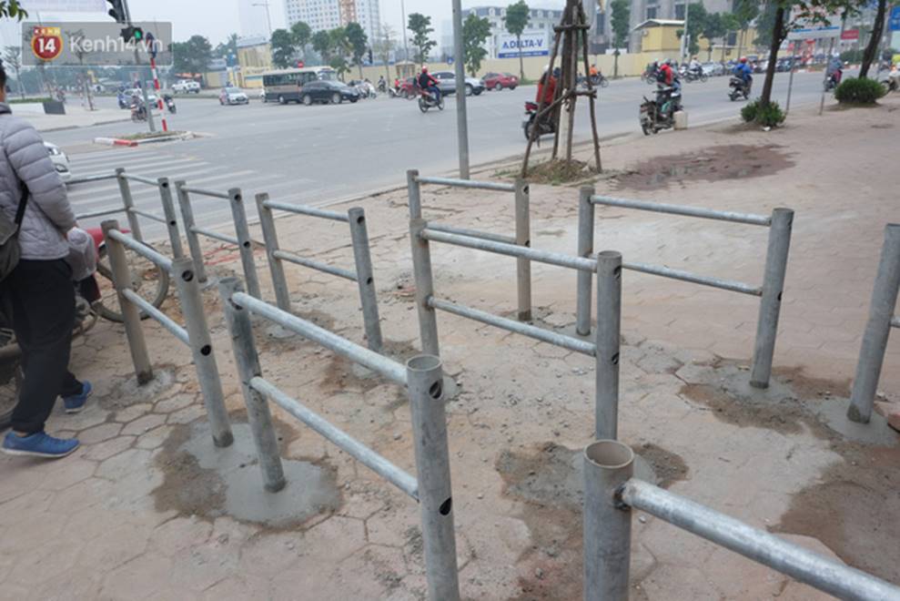 Dựng rào chắn ngăn dắt xe trên vỉa hè Tố Hữu: Bê tông chưa kịp cứng đã bị nhổ, nhiều người dân bất chấp đi ngược chiều dưới lòng đường-7