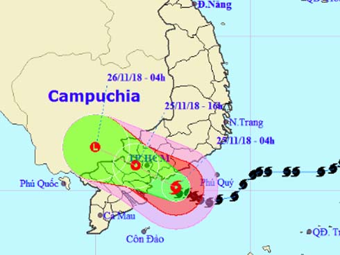 Bão số 9 đang tiến vào đất liền, Vũng Tàu gió rít dữ dội, quật ngã người đi đường-8