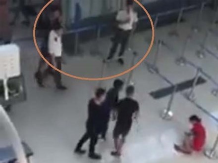 Cảng vụ nói gì khi an ninh sân bay đứng nhìn nữ tiếp viên bị đánh
