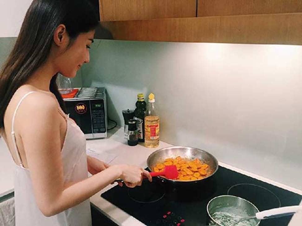 Mặc đồ sexy tột cùng ngay cả khi vào bếp, mấy ai qua mặt được Elly Trần?-10