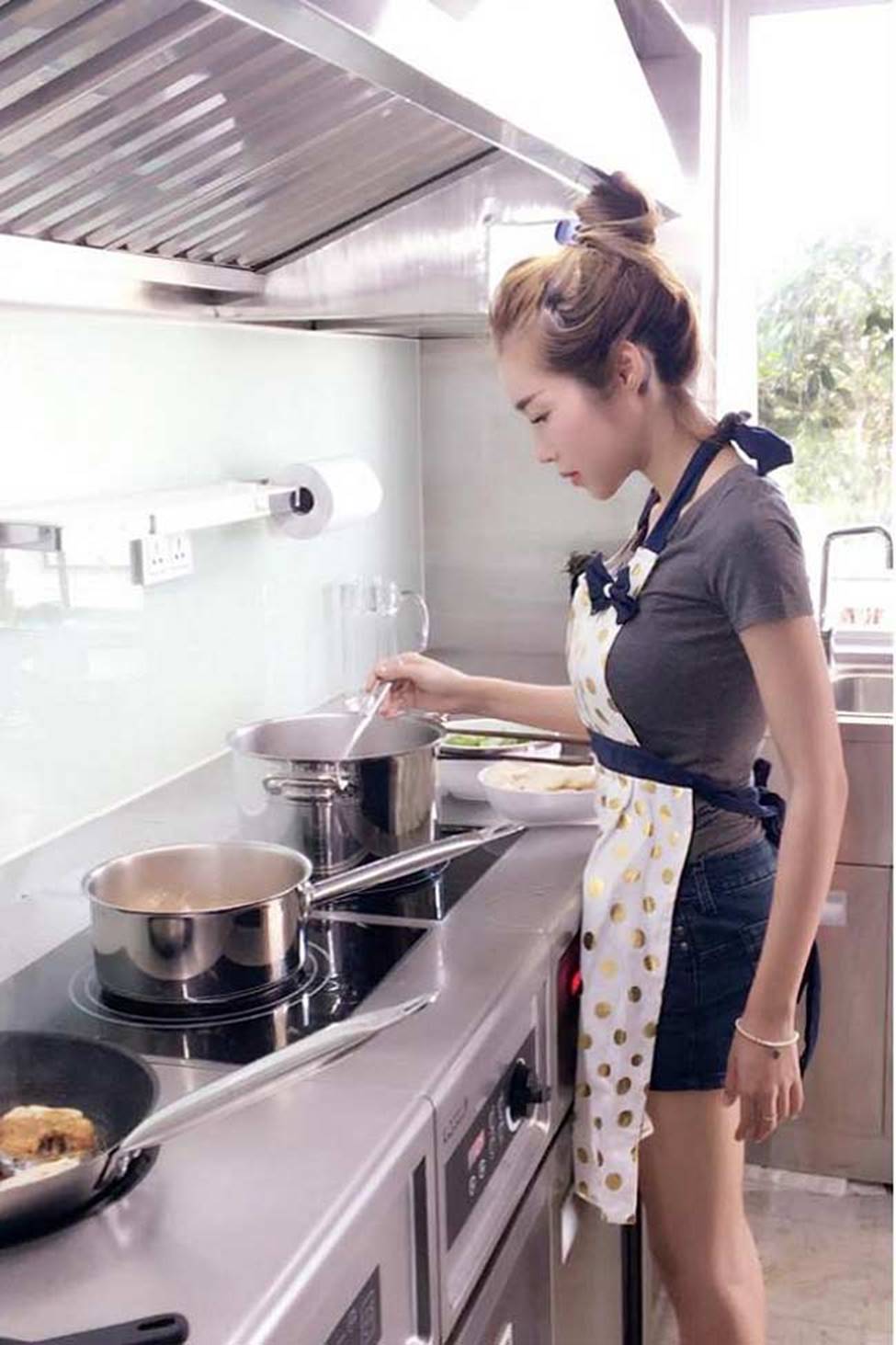 Mặc đồ sexy tột cùng ngay cả khi vào bếp, mấy ai qua mặt được Elly Trần?-4